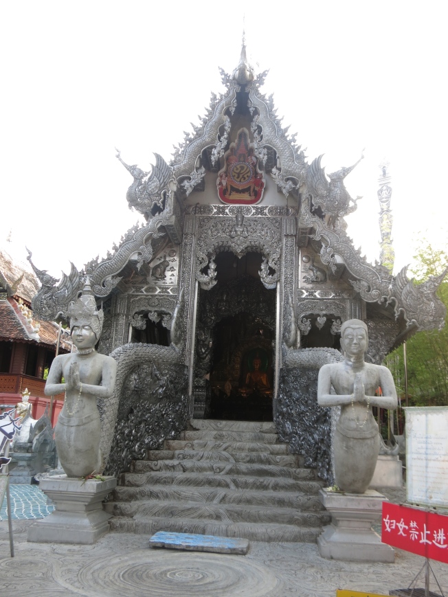 Wat Si Suphan, front