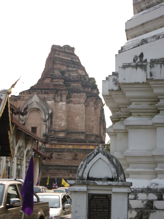 Chedi Luang, hiding behind a wat and other buildings