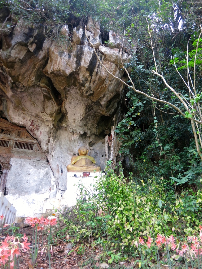 Buddha statue outside the Tham Theung cave